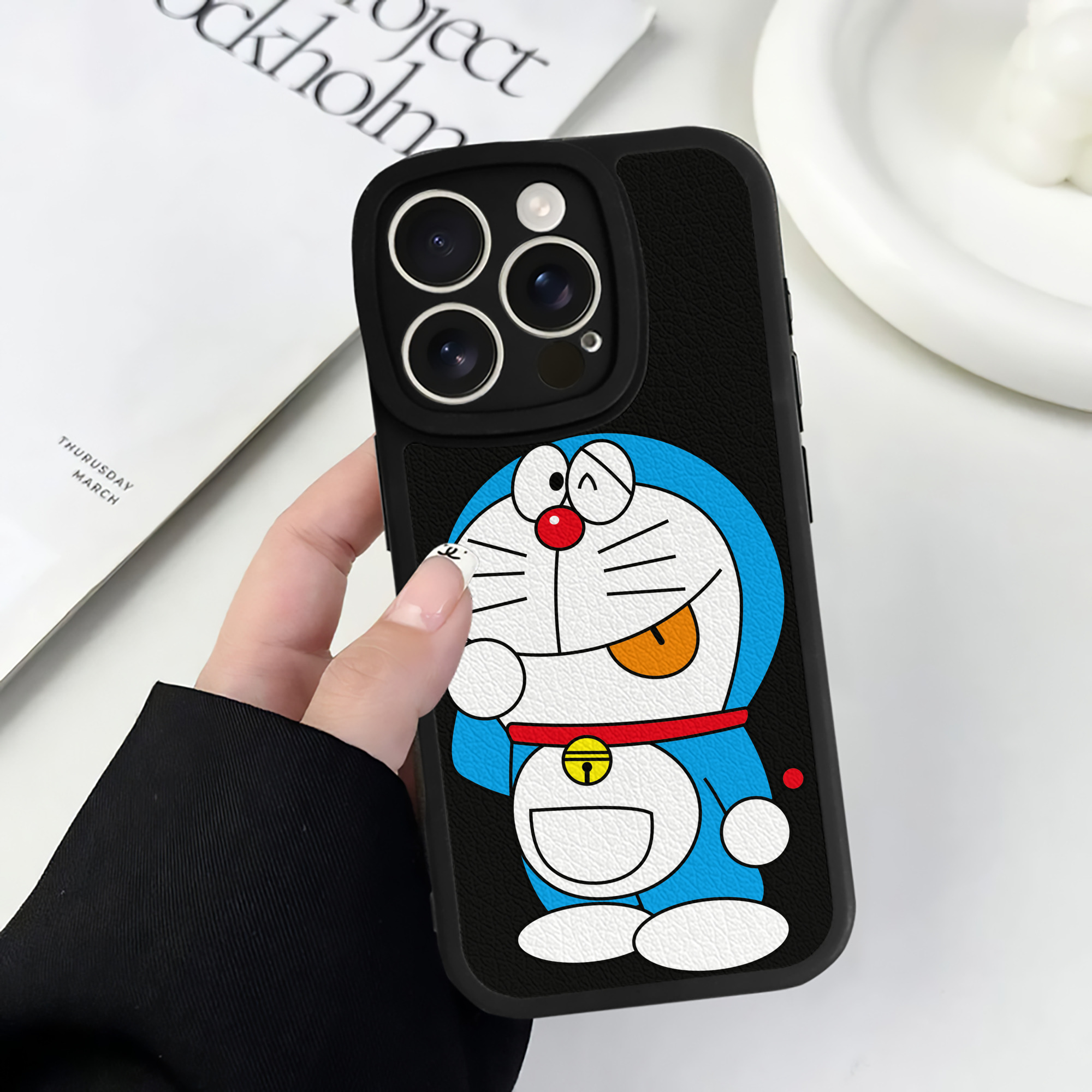 （画像用） ドラえもん Doraemon 【iPhone 16シリーズ対応】シリコンスマホケース（レザー調） 材質：シリコン